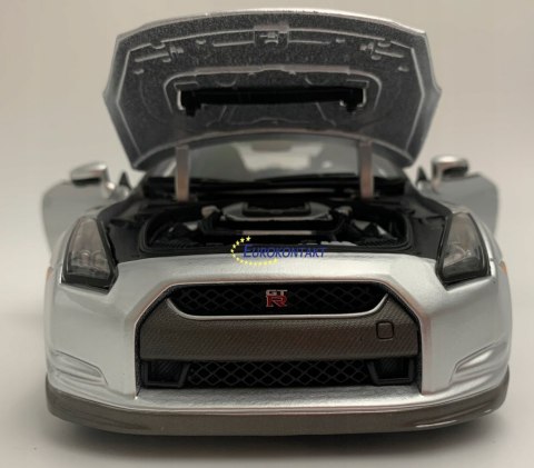 NISSAN GT-R R-35 silver 1:18 model BBurago 12079 NISSAN GT-R R-35 silver 1:18 model BBurago 12079