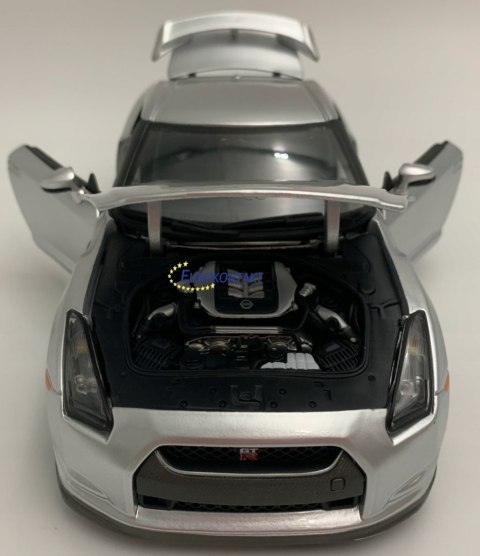 NISSAN GT-R R-35 silver 1:18 model BBurago 12079 NISSAN GT-R R-35 silver 1:18 model BBurago 12079