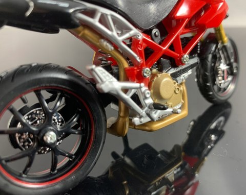 DUCATI Hypermotard podstawka model 1:18 Maisto DUCATI Hypermotard podstawka model 1:18 Maisto
