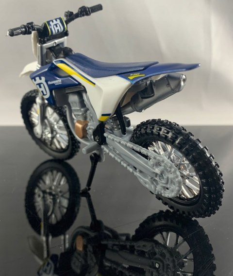 Husqvarna FC 450 na podstawce model Maisto 1:18 Husqvarna FC 450 na podstawce model Maisto 1:18