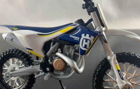 Husqvarna FC 450 na podstawce model Maisto 1:18 Husqvarna FC 450 na podstawce model Maisto 1:18