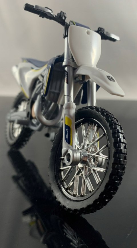 Husqvarna FC 450 na podstawce model Maisto 1:18 Husqvarna FC 450 na podstawce model Maisto 1:18