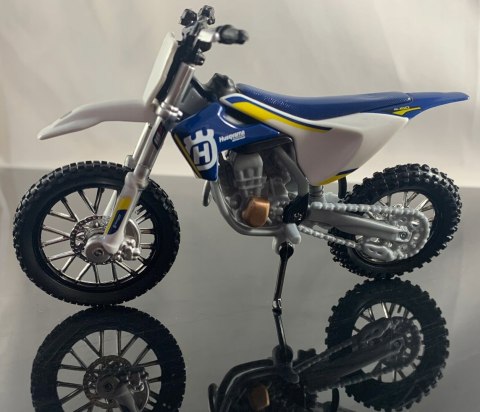 Husqvarna FC 450 na podstawce model Maisto 1:18 Husqvarna FC 450 na podstawce model Maisto 1:18