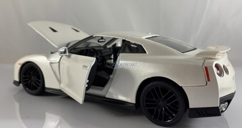 Nissan GT-R 2017 biały 1:24 model Bburago 21082 Nissan GT-R 2017 biały 1:24 model Bburago 21082