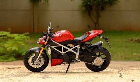 DUCATI Streetfighter SP motocykl model 1:12 Maisto DUCATI Streetfighter SP motocykl model 1:12 Maisto