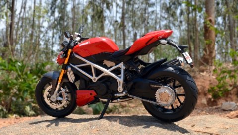 DUCATI Streetfighter SP motocykl model 1:12 Maisto DUCATI Streetfighter SP motocykl model 1:12 Maisto