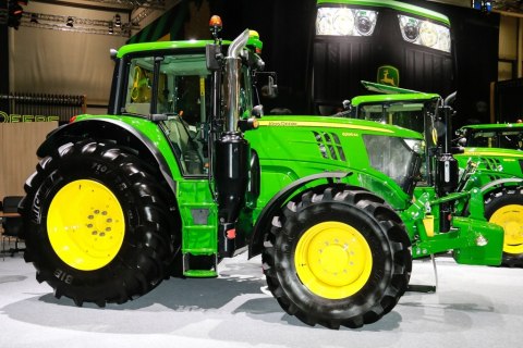 Traktor JOHN DEERE 6195M 1:32 Britains 43150 Traktor JOHN DEERE 6195M 1:32 Britains 43150