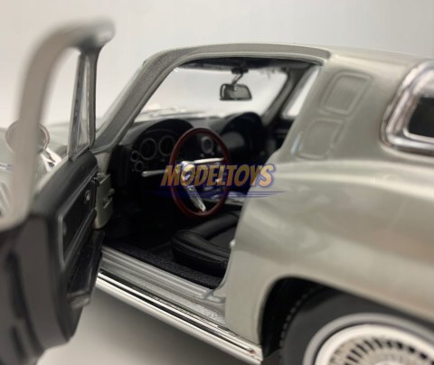 Chevrolet CORVETTE 1965 1:18 model Maisto 31640 Chevrolet CORVETTE 1965 1:18 model Maisto 31640