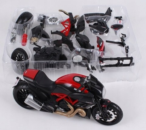 DUCATI Diavel Carbon d składania 1:12 Maisto 39196 DUCATI Diavel Carbon d składania 1:12 Maisto 39196