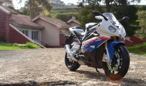 BMW S 1000 RR PODSTAWKA model 1:12 Maisto 32702 BMW S 1000 RR PODSTAWKA model 1:12 Maisto 32702