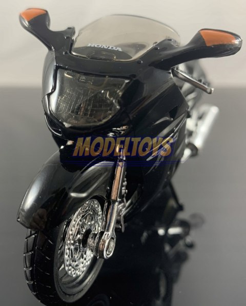 HONDA CBR 1100 XX Blackbird podstawka 1:18 Maisto HONDA CBR 1100 XX Blackbird podstawka 1:18 Maisto