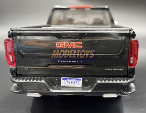 GMC Sierra Denali Crew Cab 1:27 Motormax 79362 GMC Sierra Denali Crew Cab 1:27 Motormax 79362
