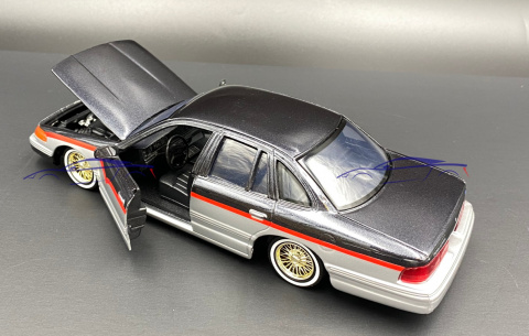 Ford Crown Victoria 93-97 1:24 Motormax 79024 Ford Crown Victoria 93-97 1:24 Motormax 79024