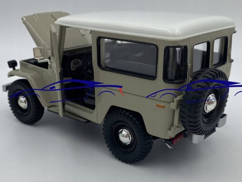 Toyota FJ 40 Hard Top 1:24 beige Motormax 79323 Toyota FJ 40 Hard Top 1:24 beige Motormax 79323