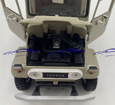 Toyota FJ 40 Hard Top 1:24 beige Motormax 79323 Toyota FJ 40 Hard Top 1:24 beige Motormax 79323
