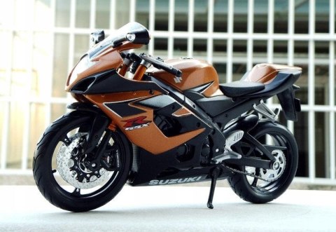 SUZUKI GSX R1000 motocykl model 1:12 Maisto 68280 SUZUKI GSX R1000 motocykl model 1:12 Maisto 68280
