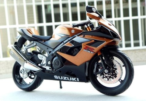 SUZUKI GSX R1000 motocykl model 1:12 Maisto 68280 SUZUKI GSX R1000 motocykl model 1:12 Maisto 68280