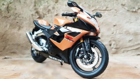 SUZUKI GSX R1000 motocykl model 1:12 Maisto 68280 SUZUKI GSX R1000 motocykl model 1:12 Maisto 68280