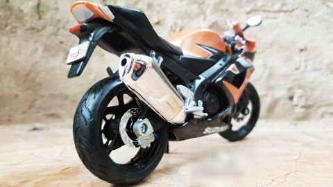 SUZUKI GSX R1000 motocykl model 1:12 Maisto 68280 SUZUKI GSX R1000 motocykl model 1:12 Maisto 68280