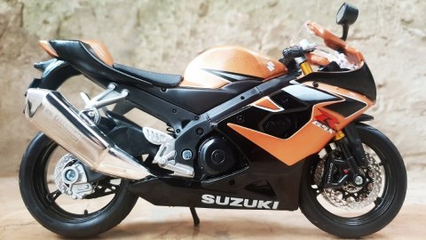 SUZUKI GSX R1000 motocykl model 1:12 Maisto 68280 SUZUKI GSX R1000 motocykl model 1:12 Maisto 68280