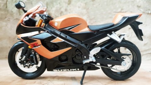 SUZUKI GSX R1000 motocykl model 1:12 Maisto 68280 SUZUKI GSX R1000 motocykl model 1:12 Maisto 68280