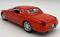 Ford THUNDERBIRD rok 2002 1:24 Motormax 79853 red JAMES BOND