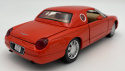 Ford THUNDERBIRD rok 2002 1:24 Motormax 79853 red JAMES BOND