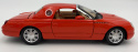 Ford THUNDERBIRD rok 2002 1:24 Motormax 79853 red JAMES BOND