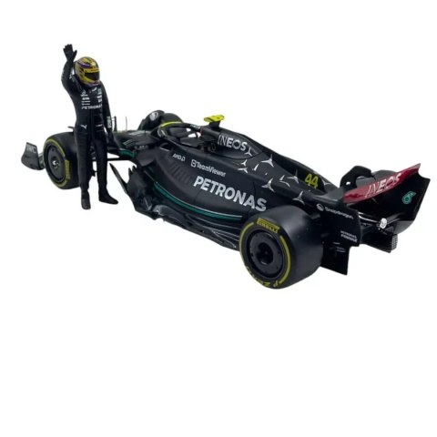 Bolid F1 Mercedes W14 #44 z kierowcą Bburago 1:24 28037