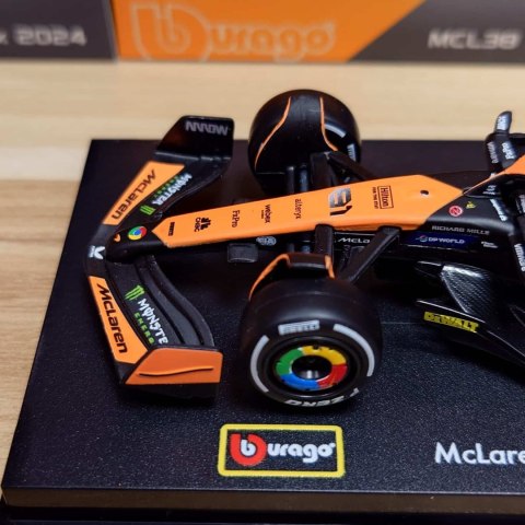 McLaren MCL38 GP Miami F1 2024 #81 Piastri KASK BBurago 1:43 McLaren MCL38 GP Miami F1 2024 #81 Piastri KASK BBurago 1:43