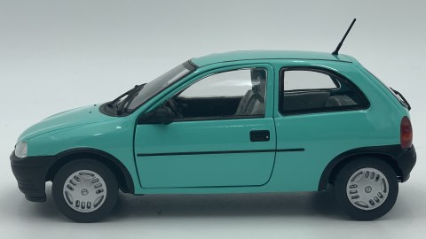 Opel Corsa B 1993 model METAL 124226 WhiteBox 1:24 turkusowy Opel Corsa B 1993 model METAL 124226 WhiteBox 1:24 turkusowy