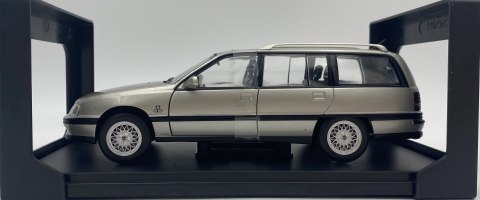 Opel Omega A2 Caravan 1990 model METAL 124165 WhiteBox 1:24 srebrny Opel Omega A2 Caravan 1990 model METAL 124165 WhiteBox 1:24 srebrny