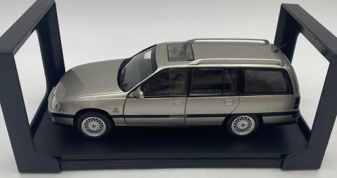 Opel Omega A2 Caravan 1990 model METAL 124165 WhiteBox 1:24 srebrny Opel Omega A2 Caravan 1990 model METAL 124165 WhiteBox 1:24 srebrny