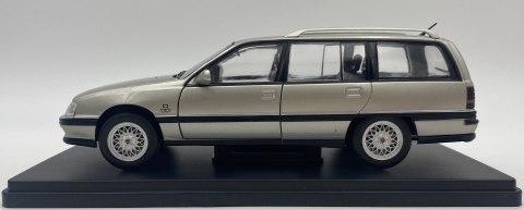 Opel Omega A2 Caravan 1990 model METAL 124165 WhiteBox 1:24 srebrny Opel Omega A2 Caravan 1990 model METAL 124165 WhiteBox 1:24 srebrny