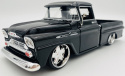 Chevy Apache Fleetside Pickup 1:24 Motormax 79311 czarny
