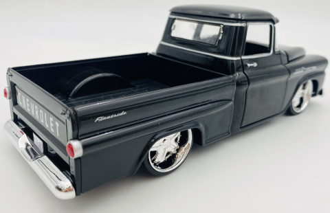 Chevy Apache Fleetside Pickup 1:24 Motormax 79311 czarny Chevy Apache Fleetside Pickup 1:24 Motormax 79311 czarny