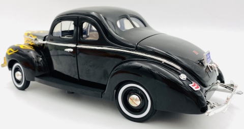 Ford Deluxe 1940 1:18 model Motormax 73108 czarny żółte płomienie Ford Deluxe 1940 1:18 model Motormax 73108 czarny żółte płomienie