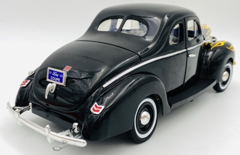 Ford Deluxe 1940 1:18 model Motormax 73108 czarny żółte płomienie Ford Deluxe 1940 1:18 model Motormax 73108 czarny żółte płomienie