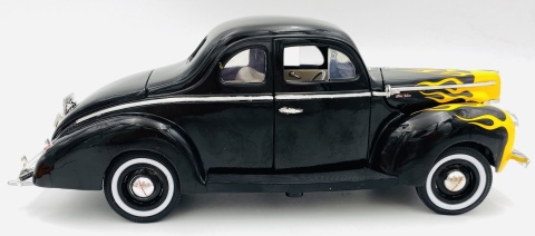 Ford Deluxe 1940 1:18 model Motormax 73108 czarny żółte płomienie Ford Deluxe 1940 1:18 model Motormax 73108 czarny żółte płomienie