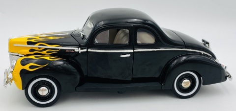 Ford Deluxe 1940 1:18 model Motormax 73108 czarny żółte płomienie Ford Deluxe 1940 1:18 model Motormax 73108 czarny żółte płomienie