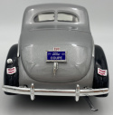 Ford Deluxe 1940 1:18 model Motormax 73108 szary z czarnym