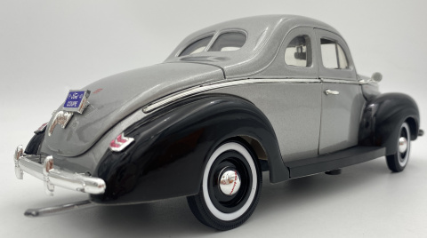 Ford Deluxe 1940 1:18 model Motormax 73108 szary z czarnym Ford Deluxe 1940 1:18 model Motormax 73108 szary z czarnym