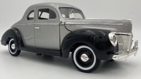 Ford Deluxe 1940 1:18 model Motormax 73108 szary z czarnym Ford Deluxe 1940 1:18 model Motormax 73108 szary z czarnym