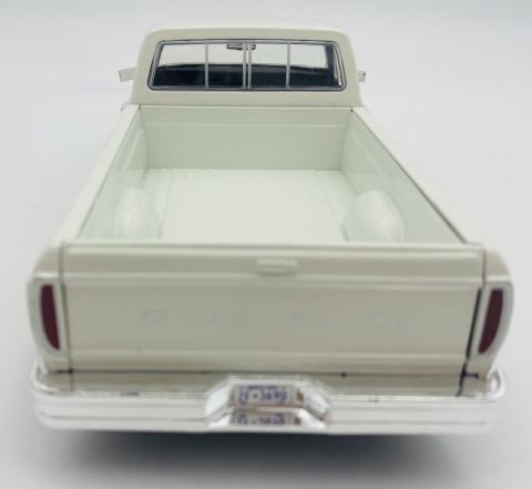 Ford F-150 Custom Pickup 1977 1:24 Motormax 79386 biały Ford F-150 Custom Pickup 1977 1:24 Motormax 79386 biały