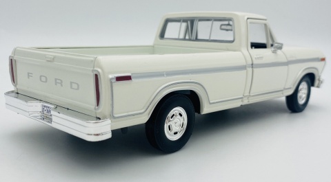 Ford F-150 Custom Pickup 1977 1:24 Motormax 79386 biały Ford F-150 Custom Pickup 1977 1:24 Motormax 79386 biały