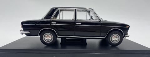 Lada Łada 1500 1977 model METAL 124237 WhiteBox 1:24 czarny Lada Łada 1500 1977 model METAL 124237 WhiteBox 1:24 czarny