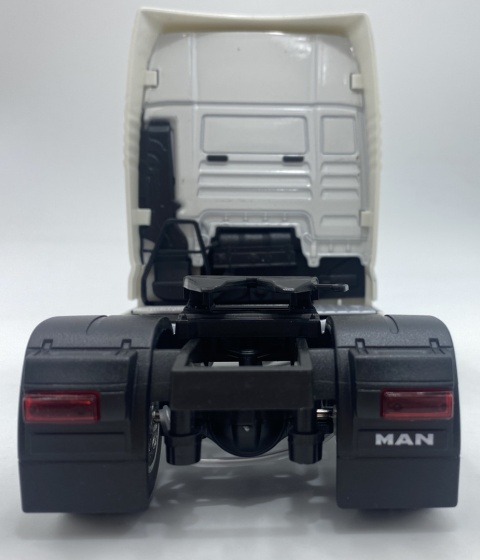 MAN TGX ciągnik siodłowy model WELLY 32650 metal 1:32 biały MAN TGX ciągnik siodłowy model WELLY 32650 metal 1:32 biały