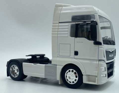 MAN TGX ciągnik siodłowy model WELLY 32650 metal 1:32 biały MAN TGX ciągnik siodłowy model WELLY 32650 metal 1:32 biały