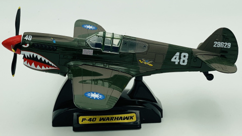 Samolot Curtiss P-40 Warhawk duży model podstawka METAL Motormax Samolot Curtiss P-40 Warhawk duży model podstawka METAL Motormax