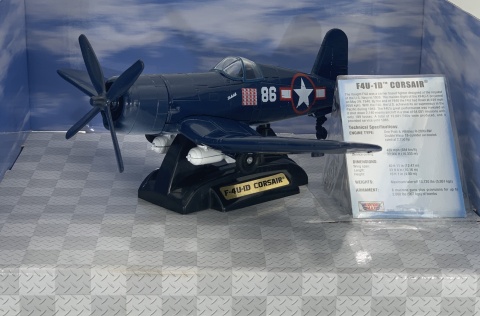Samolot Vought F-4U 1D Corsair duży model podstawka METAL Motormax 76355 Samolot Vought F-4U 1D Corsair duży model podstawka METAL Motormax 76355